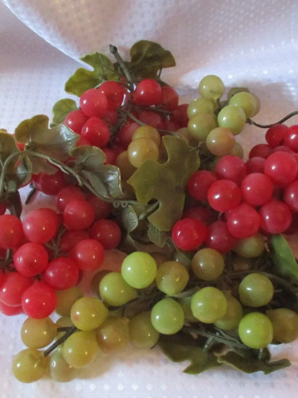 Vintage Lot of 5 Bunches of Rubber Faux Grapes (2 Green, 3 Red) 7